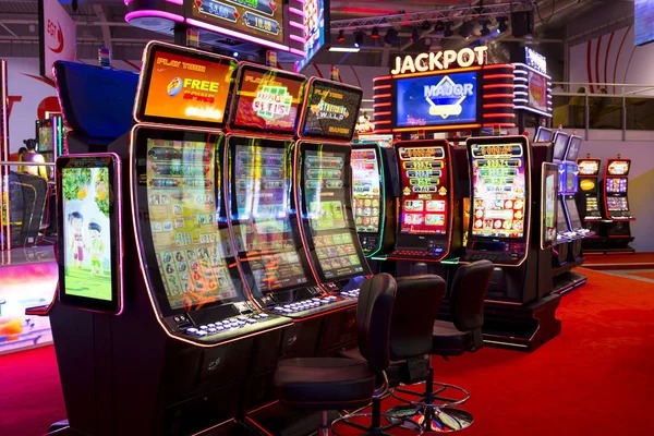 yy123 mobile phone showing Playtech live roulette game with betting interface